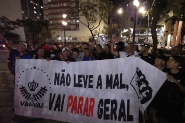 Imagem em preto e branco de publicação das eleições da vai-vai; bateria declarou greve - Metrópoles