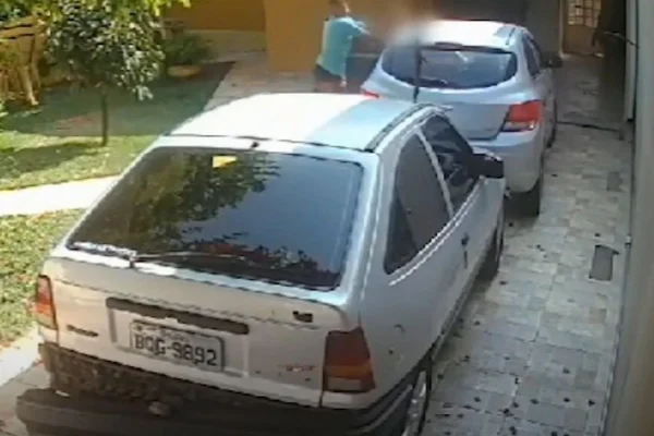 imagem colorida de homem agredindo mulher de 79 anos. Metrópoles