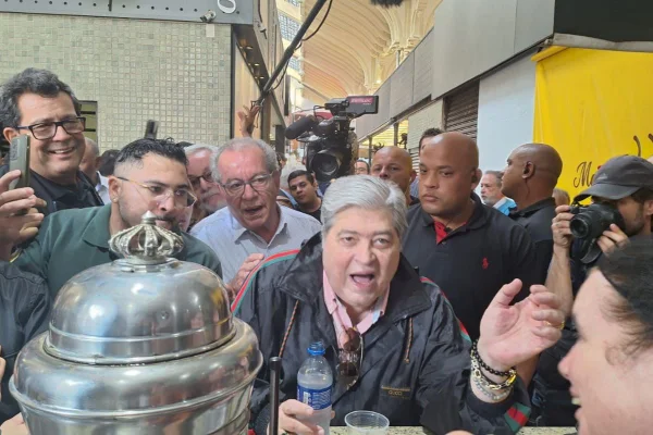 Imagem colorida de pessoas aglomeradas em balcão de bar no Mercado Municipal de SP - Metrópoles