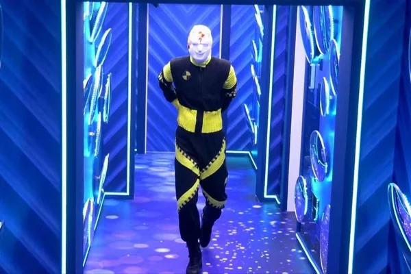 BBB26: dummy gigante surpreende Marciele e Gabi ao surgir sem fantasia - Metrópoles