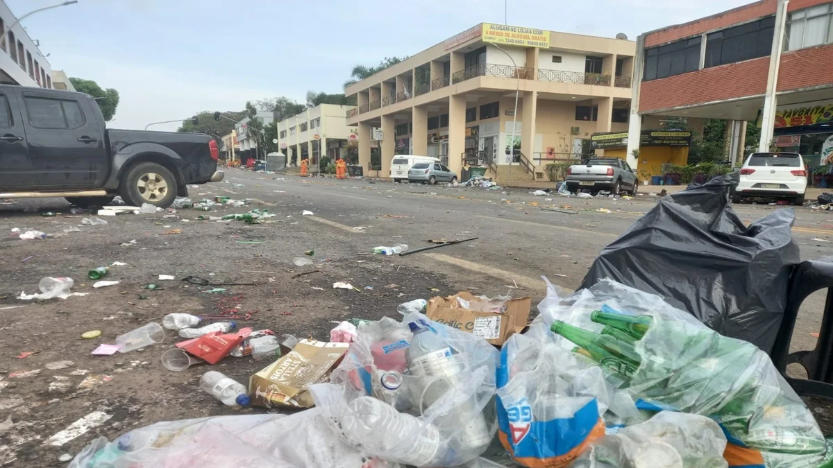 Quadra comercial da Asa Norte fecha para limpeza após festa pró-Lula