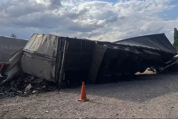 Imagem colorida mostra caminhão carregado com azeite tombado em rodovia na Argentina - Metrópoles