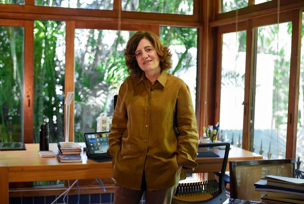 Foto colorida da jornalista Míriam Leitão com roupa marrom - Metrópoles