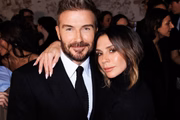 Vitória Beckham e David Beckham posam juntos durante evento