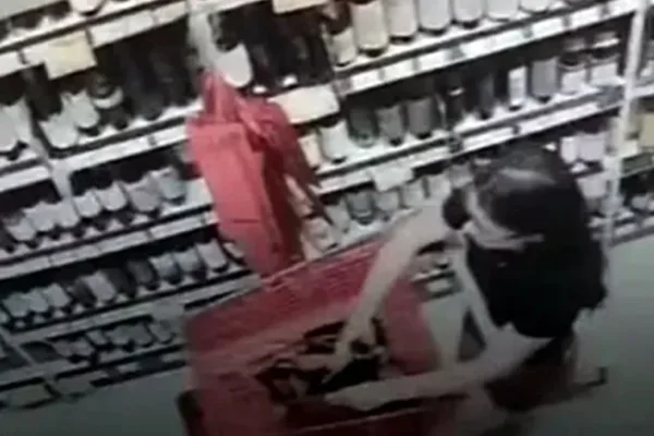 Advogada é presa furtando champanhe francês em mercado de Copacabana