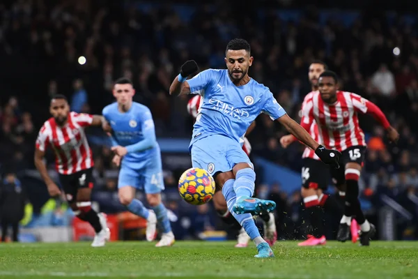 Em cobrança de pênalty, Mahrez abriu o placar em vitória do City sobre Brentford