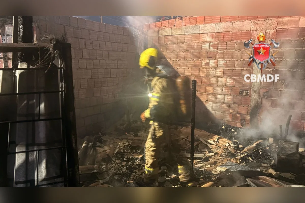 Após a extinção do incêndio, os bombeiros localizaram dois corpos e um cachorro já sem vida Após a extinção do incêndio, os bombeiros localizaram dois corpos e um cachorro já sem vida