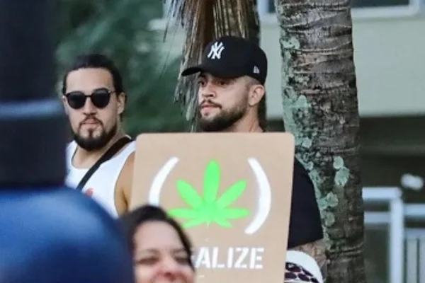Em meio a notícias de traição, ex de Preta Gil vai à Marcha da Maconha