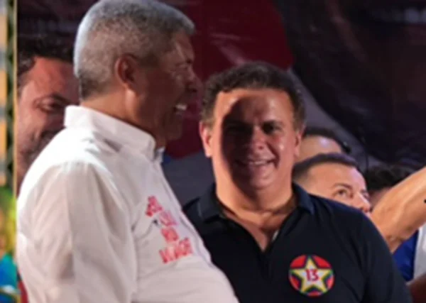 Deputado do PL divide palanque com governador do PT, e Eduardo reage