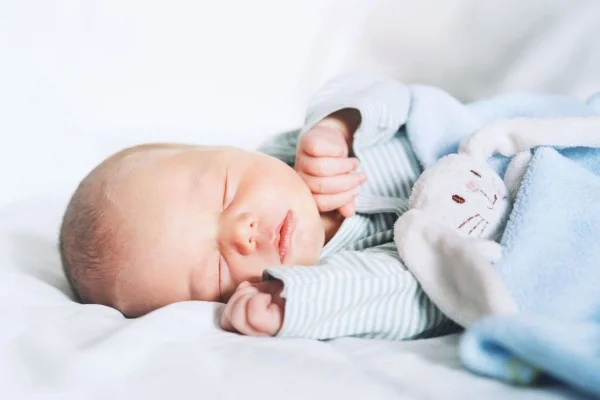 bebe de sexo masculino dormindo