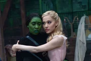 Cynthia Erivo como  Elphaba e Ariana Grande no papel de Glinda
