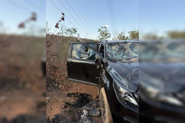 Foto colorida carro quebrado