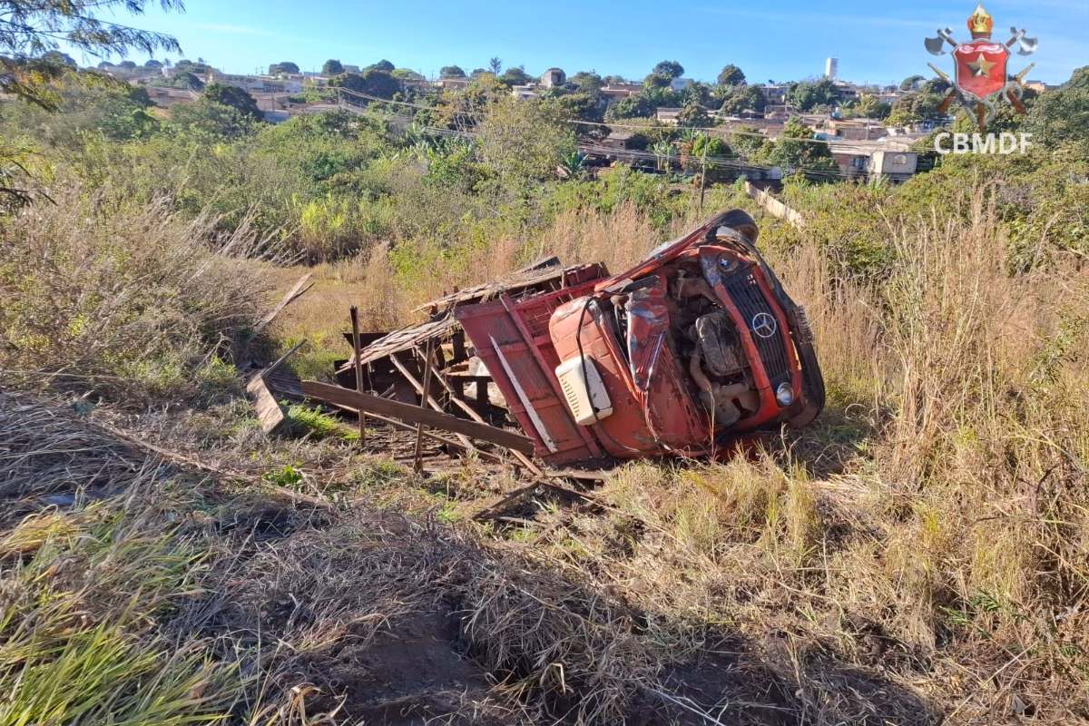 Motorista fica ferido após caminhão descer ribanceira e capotar no DF 18 carreta 6 1200x800 1