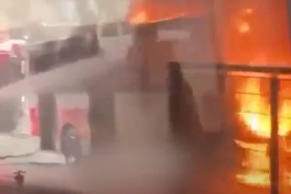 Imagem colorida de ônibus pegando fogo. Metrópoles