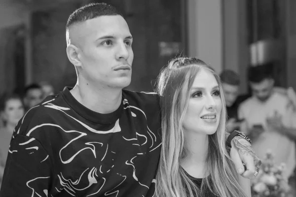 Imagem em preto e branco de Guilherme Arana e Gabriela Melchior, sua esposa- Metrópoles