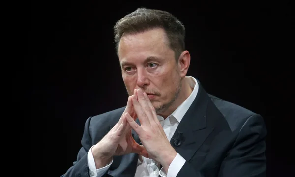 Imagem colorida de Elon Musk em fundo preto - Metrópoles
