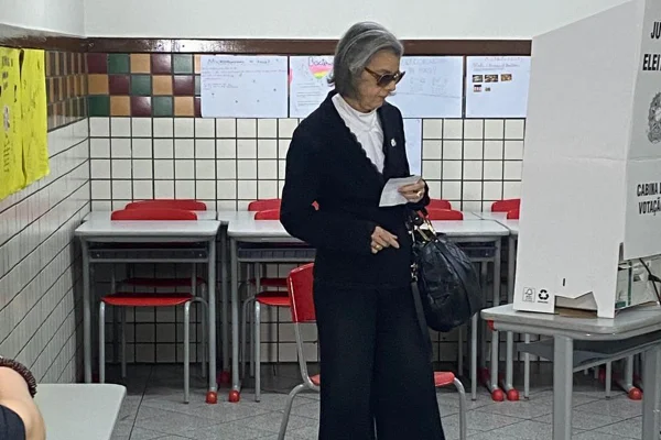 Imagem colorida da ministra Cármen Lúcia votando em Minas Gerais - Metrópoles