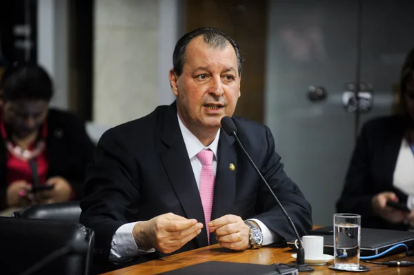 Para discutir reforma tributária, senadores exigem ouvir Guedes