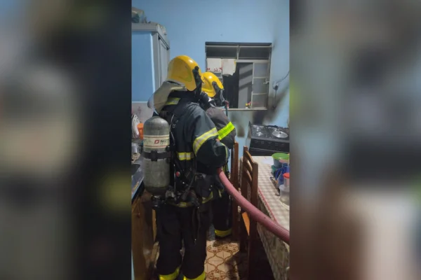 Casa pega fogo em Alfenas (MG)