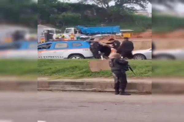 Imagem colorida, momento em que os assaltantes foram presos em flagrante- Metrópoles