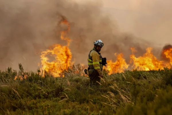 Imagem colorida de bombeiro no meio do fogo