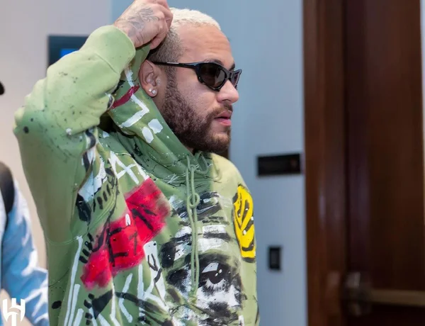 Neymar desembarca em Riad com moletom colorido