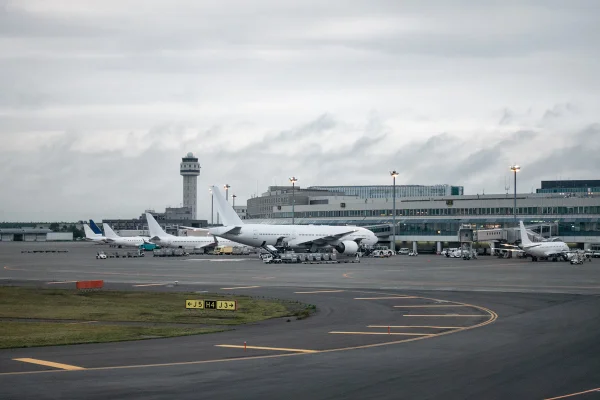 Avião parado em aeroporto