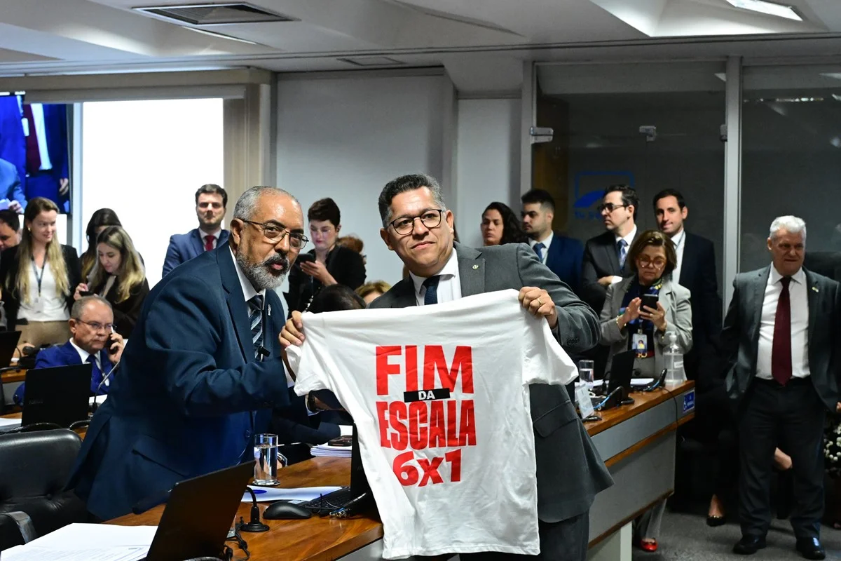 Parlamentares posam para fotografia exibindo camiseta que pede o fim da escala 6x1 Parlamentares posam para fotografia exibindo camiseta que pede o fim da escala 6x1