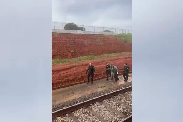 Mulher invade trilhos do metrô no DF - Metrópoles