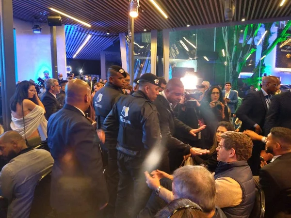 Polícia aparta Salles e Janones