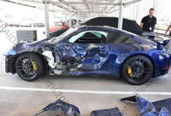 Frente de Porsche após acidente