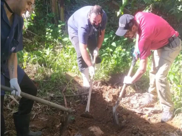 Homem confessa assassinato durante terapia; corpo estava enterrado