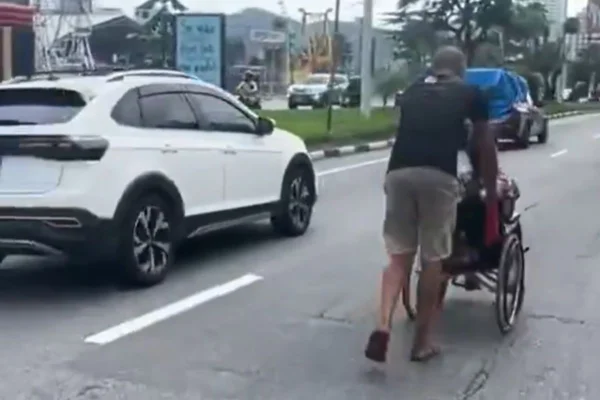 Cadeirante foi gravada andando no meio dos carros em uma das principais avenidas de São Vicente, no litoral de São Paulo - Metrópoles