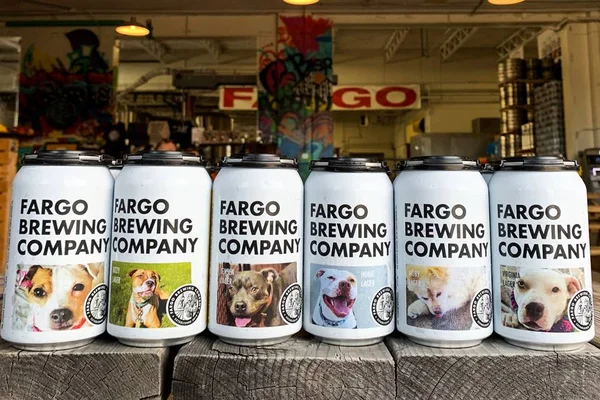 Marca de cervejas estampa cães em latas para incentivar a adoção