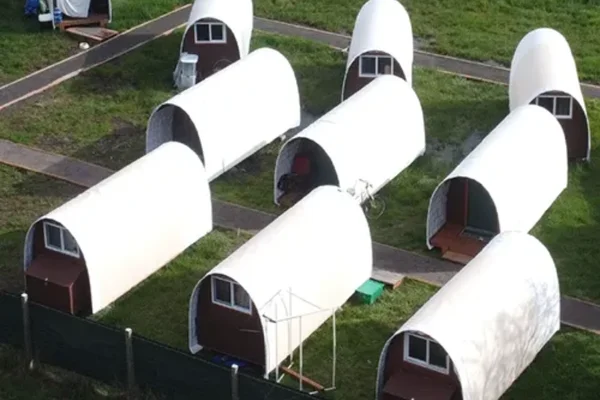 Cidade investe em cabanas para ajudar pessoas em situação de rua
