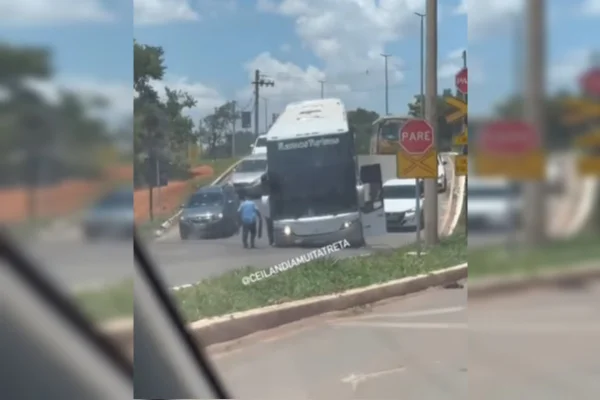 De novo: vídeo mostra outro ônibus preso em trilho de trem no DF