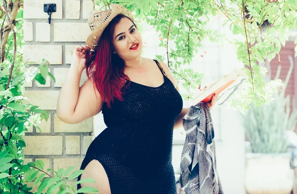 O que você abandona no guarda-roupa e resgata no verão? Convidamos duas meninas para mostrar para o Metrópoles