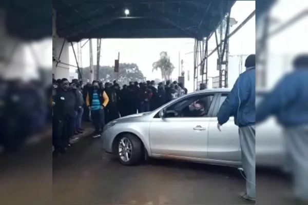 Policiais fazem protesto e fecham entrada de complexo penal no Paraná