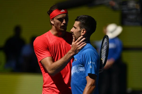 Imagem colorida de Alexander Zverev e Novak Djokovic - Metrópoles