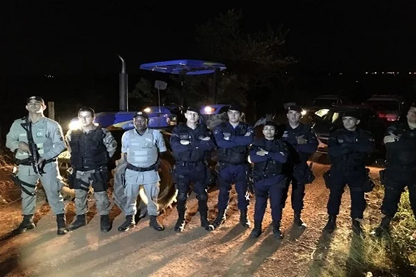 Polícias do DF e de Goiás recuperam trator roubado de fazenda