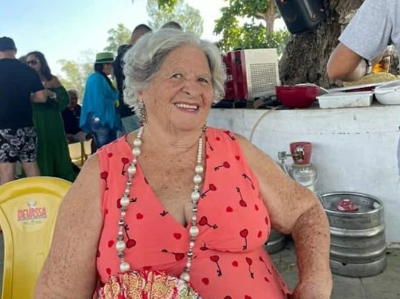 imagem de idosa sorrindo em uma festa