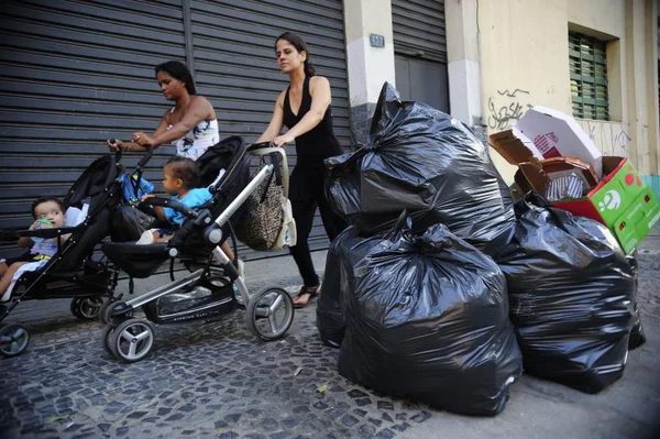 Segundo dia de desfile no Rio deixa 136 toneladas de lixo na Sapucaí e entorno