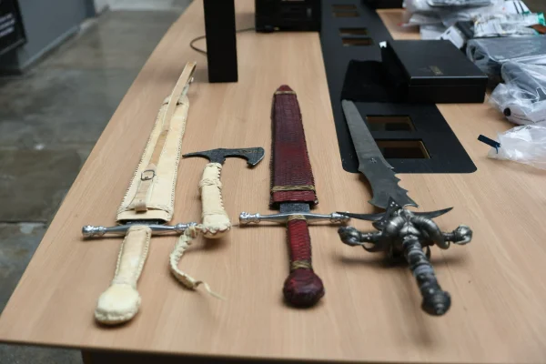 Polícia acha espada do He-Man em operação contra PMs agiotas