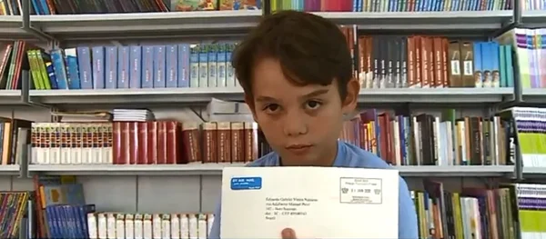 Brasileiro de 12 anos envia carta à rainha Elizabeth e recebe resposta