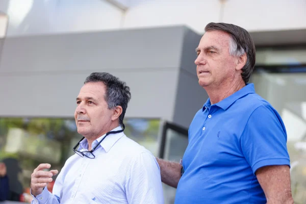 Jair Bolsonaro fala com a imprensa ao deixar o hospital DF Star Brasília, o ex-presidente passou por uma bateria de exames apos sentir-se mal - metropoles