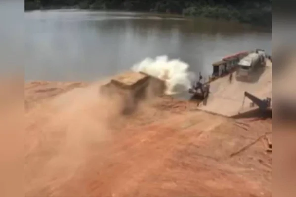imagem colorida caminhao desgovernado cai no rio xingu no para