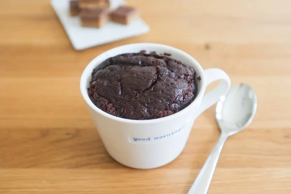 Lanche rápido: prepare um bolo de caneca recheado com Nutella
