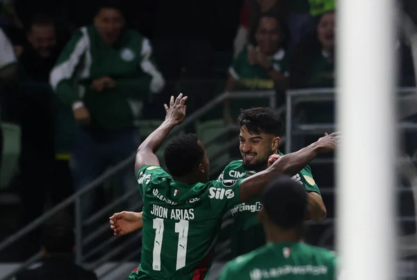 Imagem colorida de jogadores do Palmeiras comemorando - Metrópoles