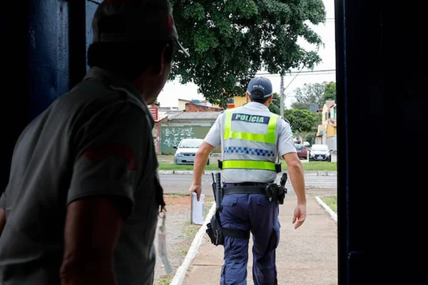 Policial militar em escola com gestão compartilhada - Metrópoles