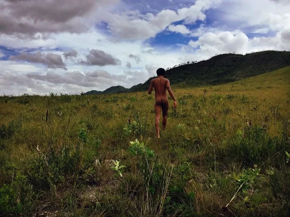 Ex-ator de Malhação posta foto com bumbum de fora em Goiás